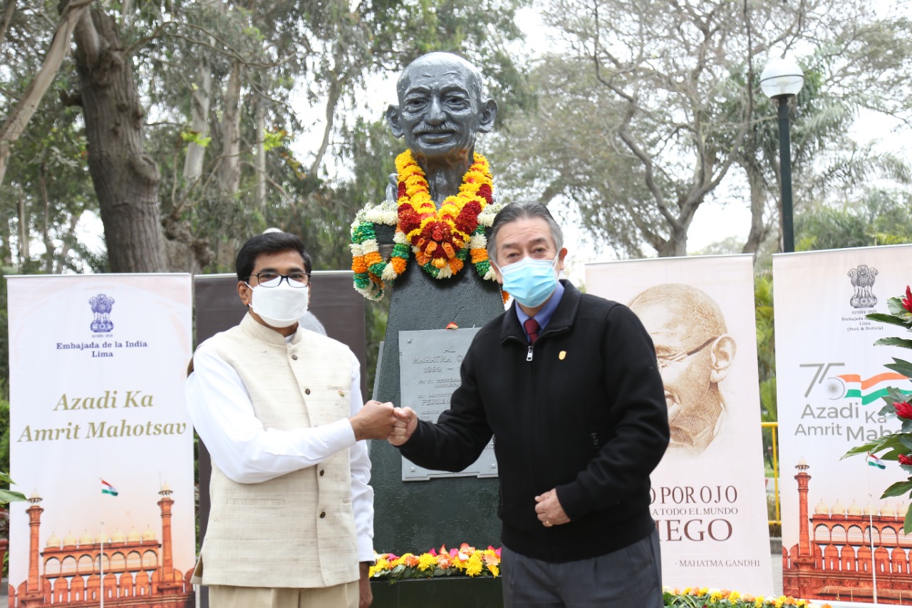 #GandhiJayanti 2021 celebrations in Peru began with an offering of floral tributes at Mariscal Castilla Park in Lima by Mayor Mr. Vicente Amable of Lince & Ambassador Subbarayudu